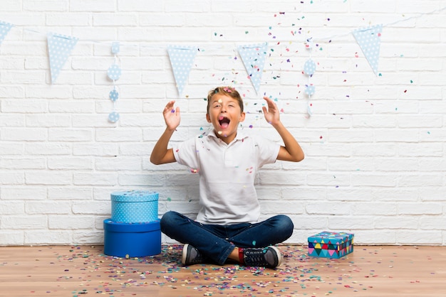 Ragazzo festeggia il suo compleanno con coriandoli in una festa