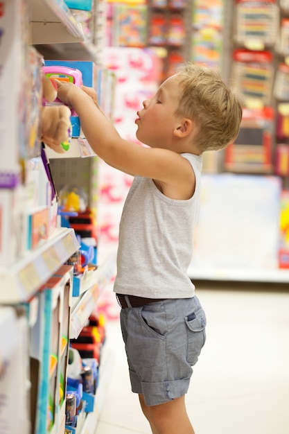 男の子はお店でおもちゃを選ぶ