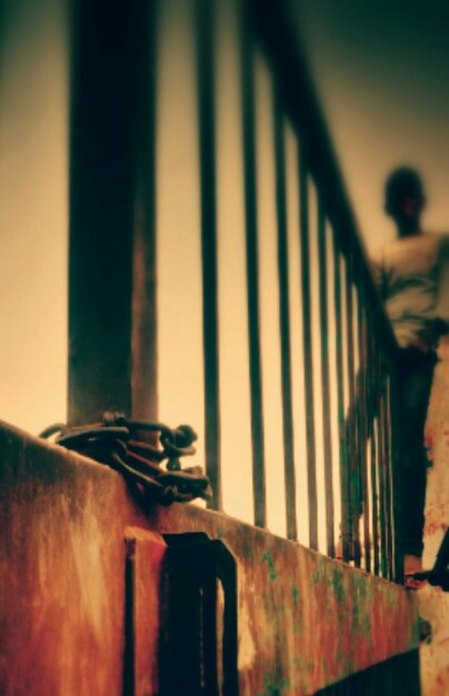 Photo boy climbing closed gate