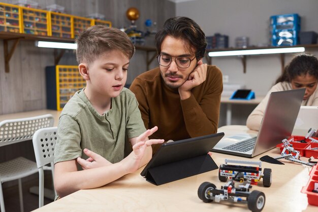 タブレットPCからロボットを制御する少年