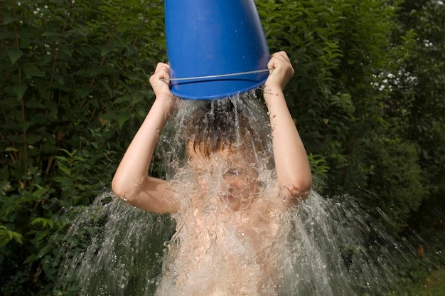 水で体を冷やす少年