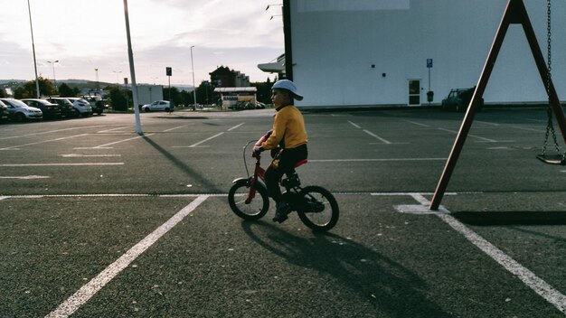 Photo boy cycling on road