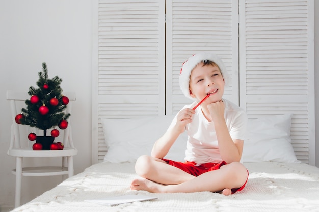 Boy denkt aan de brief aan de kerstman