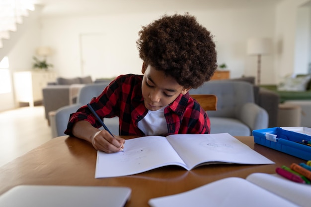 Photo boy doing homework at home