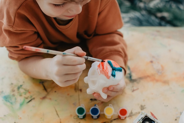 Photo the boy draws with felt-tip pens high quality photo