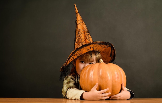 Мальчик в костюме трюк или угощение ребенка трюк или угощение подготовка к вечеринке в честь хэллоуина праздники хэллоуина