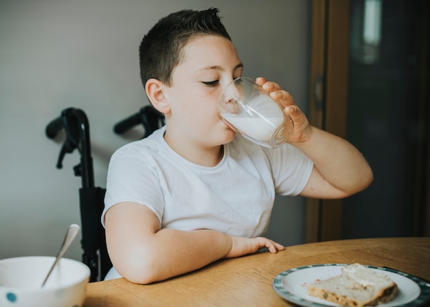 Мальчик пьет стакан молока