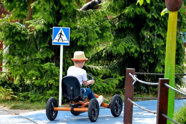 Foto ragazzo che guida una quad quad quattro ruote motocicletta primavera mattina luminosa giorno soleggiato