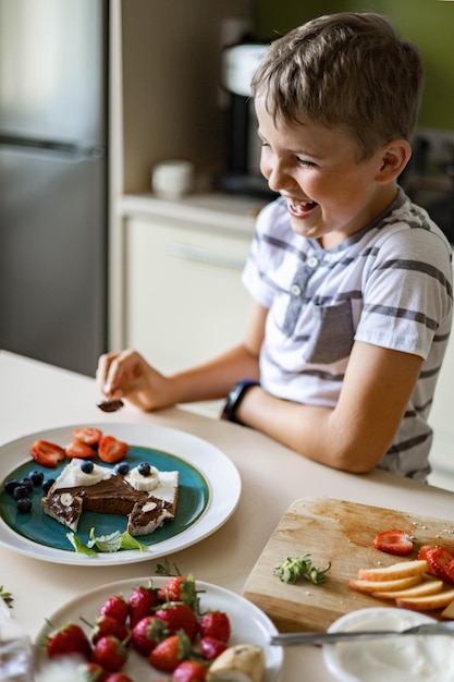 写真 家で食べ物を食べている少年