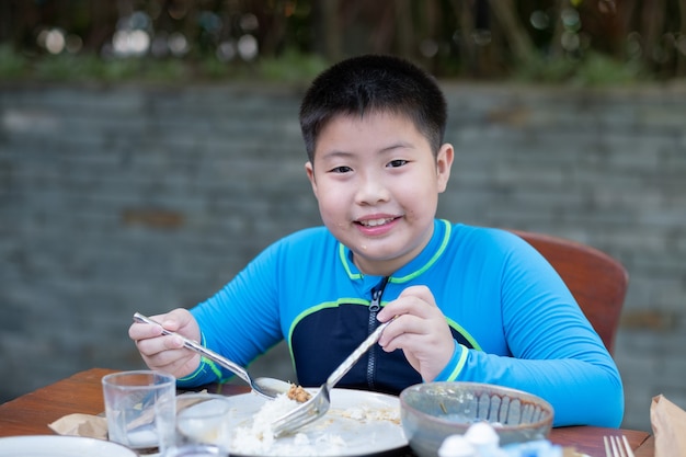 食べ物を食べる少年、幸せな時間