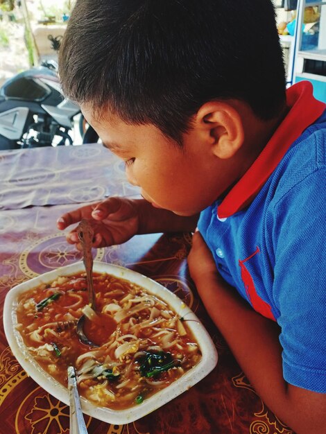 Photo boy eating food