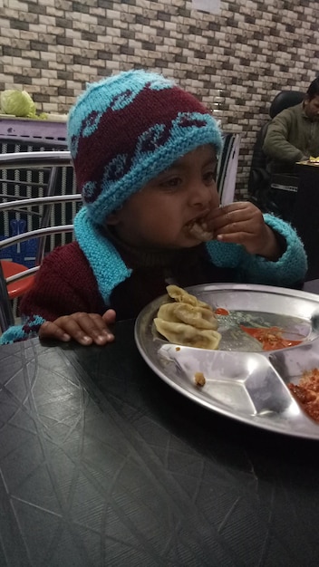 Photo boy eating food