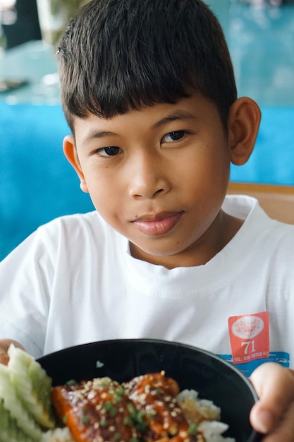 日本食を食べる少年