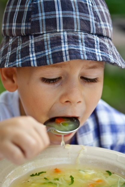 スープを食べる男の子