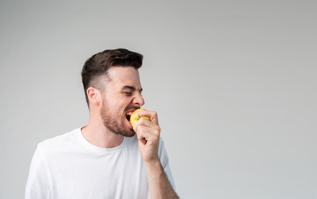 少年はリンゴを食べる