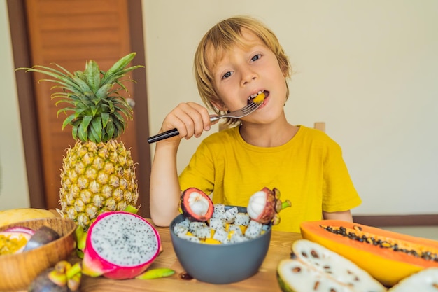 Мальчик ест фрукты Здоровое питание для детей Ребенок ест здоровые закуски Вегетарианское питание для детей Витамины для детей