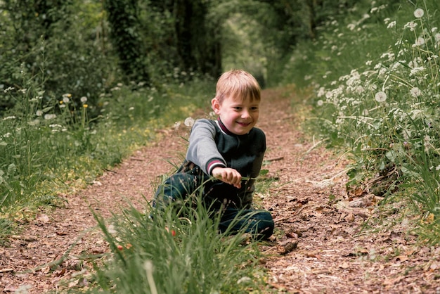Foto un bambino di otto anni in una foresta verde in primavera