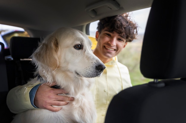 犬とおなじみのロードトリップを楽しんでいる少年