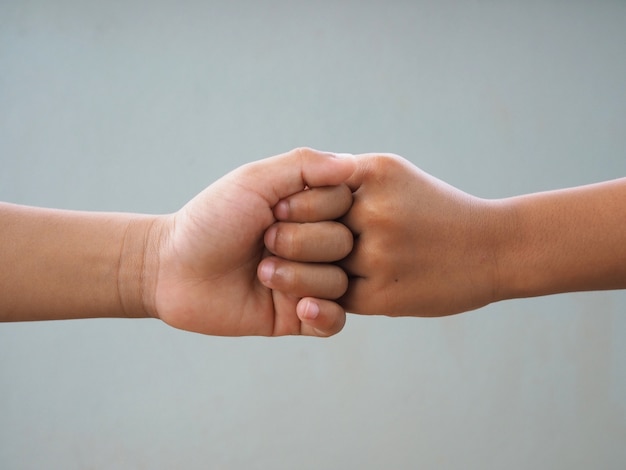 写真 灰色の背景にこぶしの少年