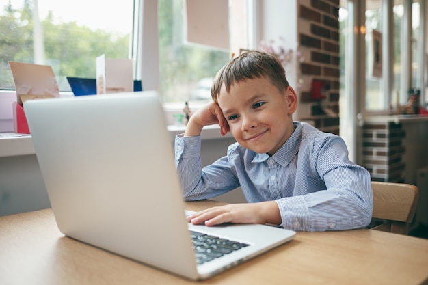 Photo boy focused on laptop