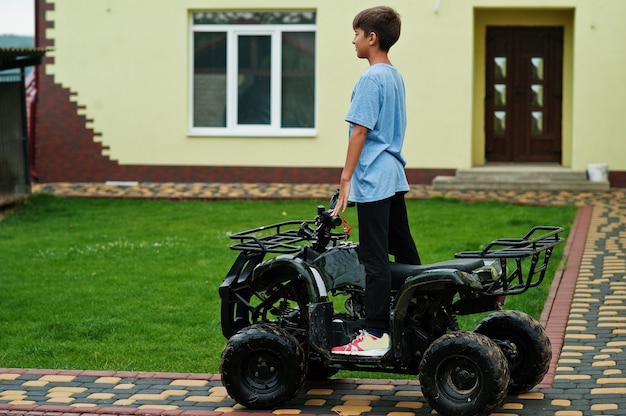 4輪ATVクワッドバイクの少年。