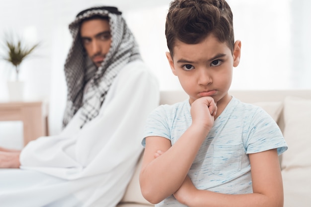 Мальчик из традиционной арабской семьи недоволен родителями.