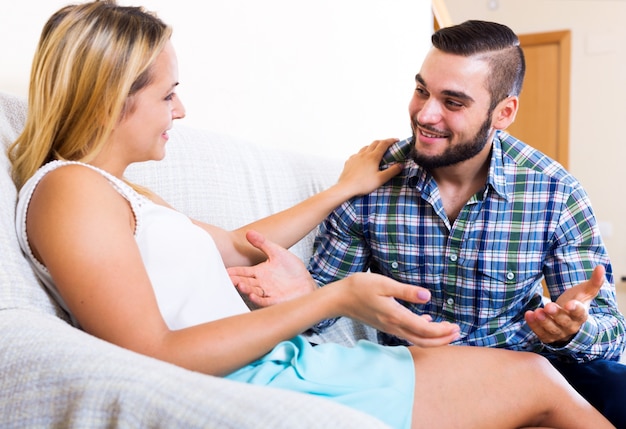 Foto ragazzo e ragazza stanno parlando