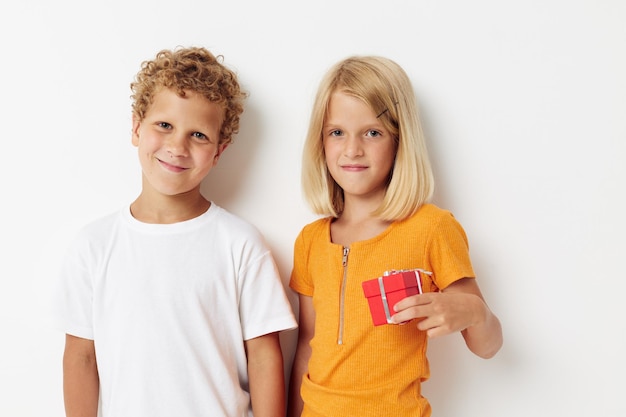 男の子と女の子の贈り物休日の楽しい誕生日