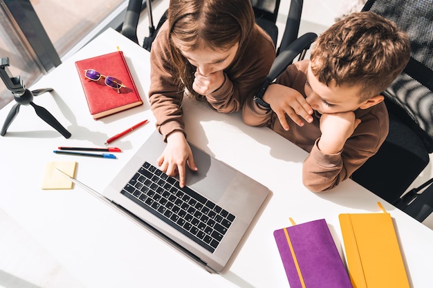 Ragazzo e ragazza al laptop