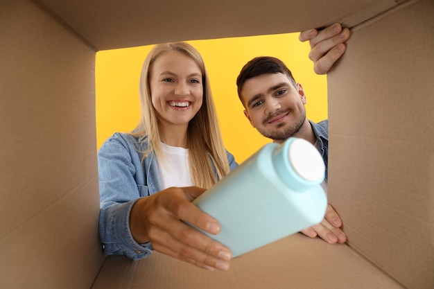 Photo a boy and a girl look into a box