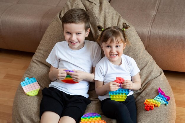 男の子と女の子がポップで遊ぶおもちゃタッチ落ち着きのない子供と大人のためのファッショナブルなシリコーンゲーム