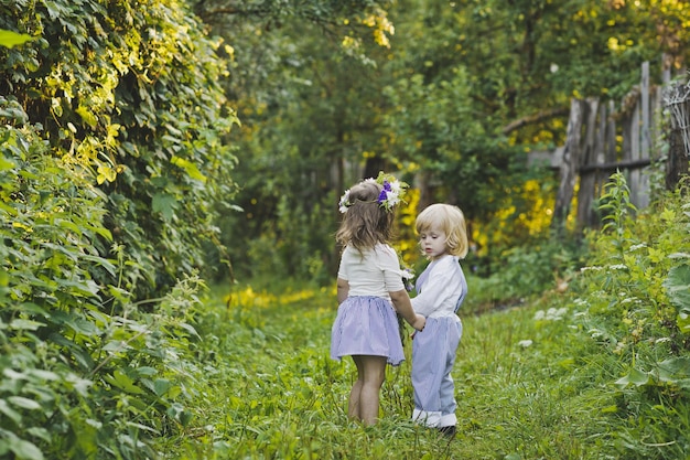 Foto un ragazzo e una ragazza che camminano nel verde del giardino 4761