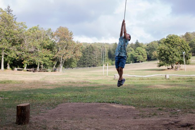 写真 空に向かって畑の上にぶら下がっている少年