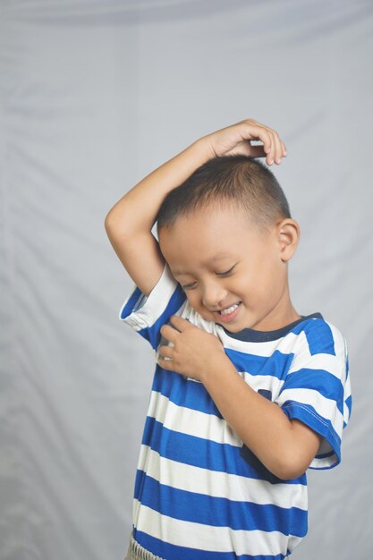 Photo a boy has itching in his armpits