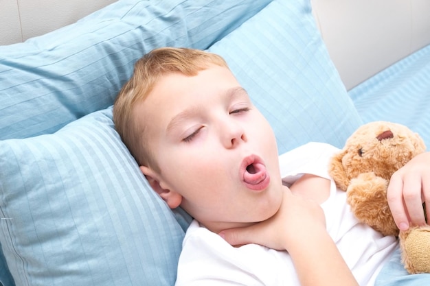 Foto il ragazzo ha mal di gola e tossisce è malato