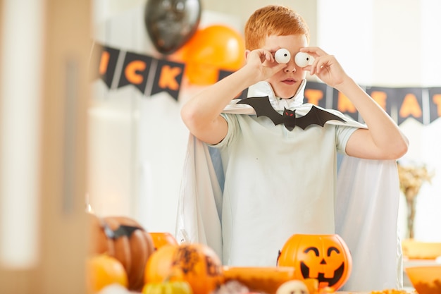 ハロウィーンパーティーで楽しんでいる少年