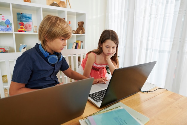 Photo boy helping classmate with task