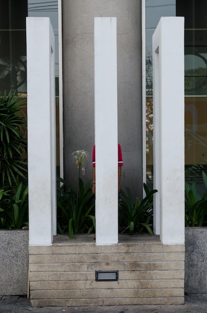 Photo boy hiding behind column