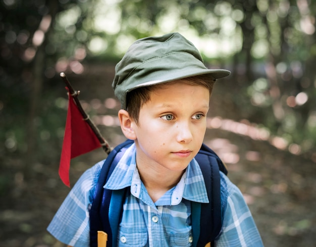 写真 少年が森の中をハイキング