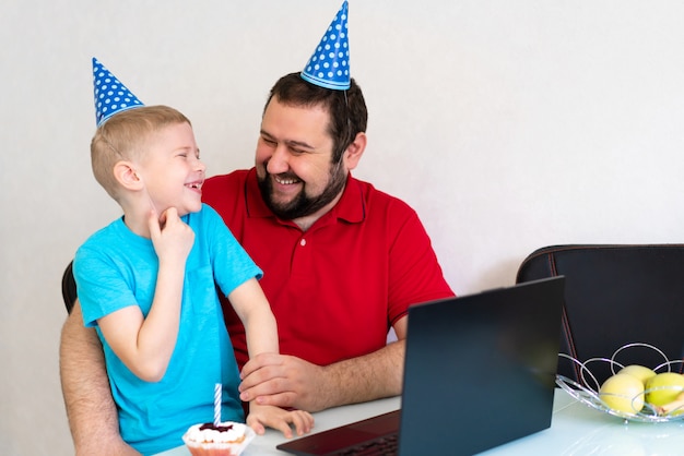 Photo a boy and his father are celebrating a birthday