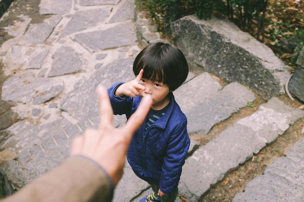 写真 リンゴを握っている少年