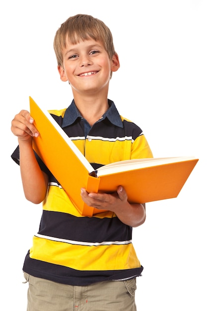 Ragazzo che tiene un libro isolato su un bianco