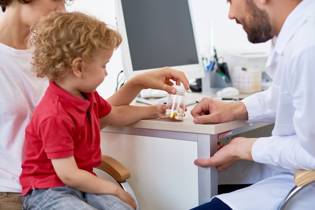 Ragazzo con bottiglia di vitamine