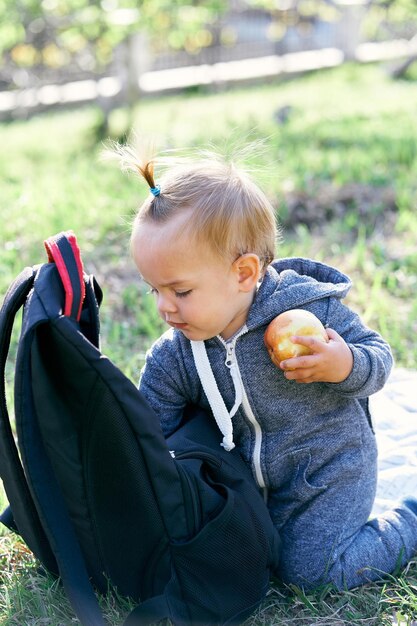 写真 フィールドに座っている間にチョコレートを握っている少年