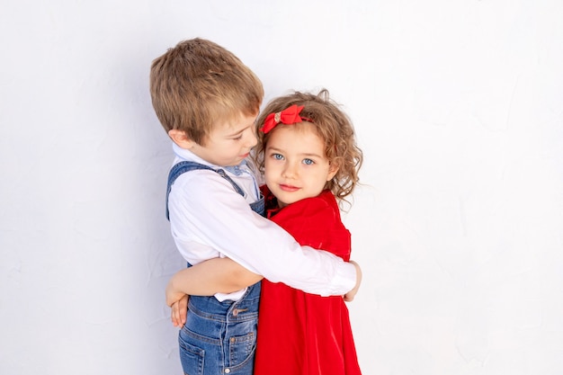 男の子は女の子を抱きしめ、子供の友情と愛の概念