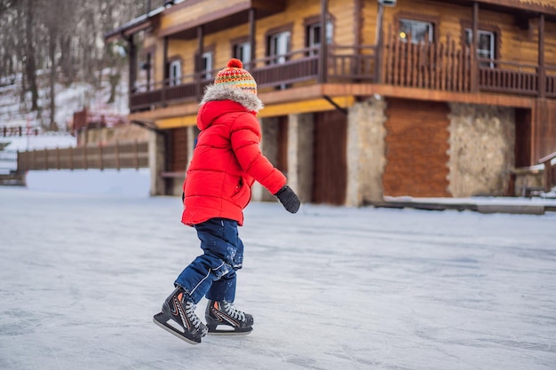 少年が初めてアイススケートをしている