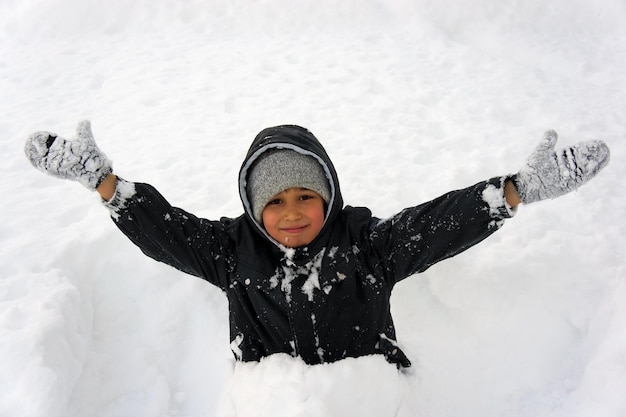 写真 雪の中の少年