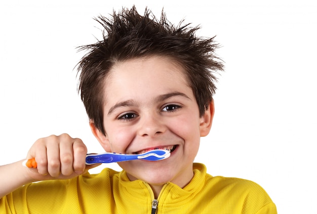 Il ragazzo si sta lavando i denti