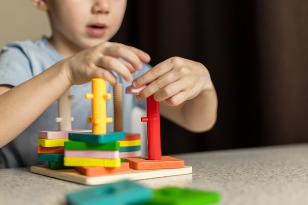 Photo a boy is playing an educational puzzle toy