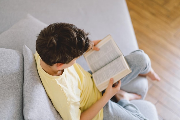 聖書を読んでいる少年